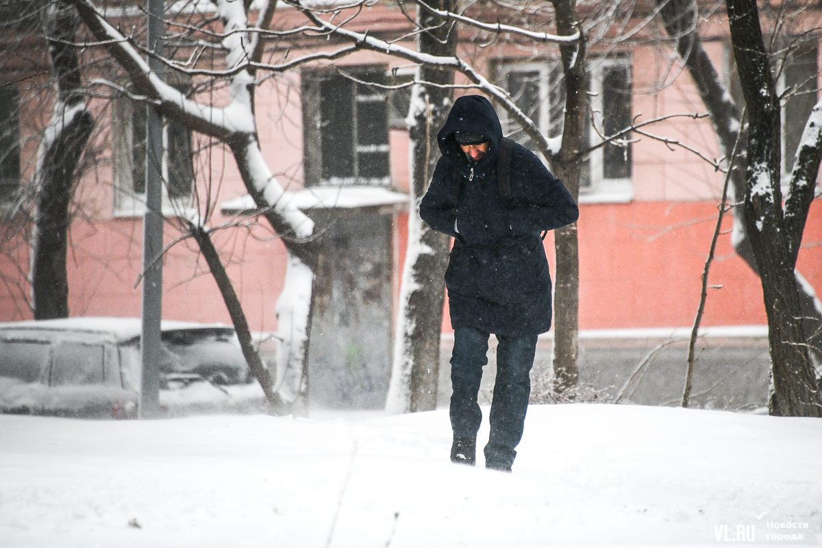 Снежная буря и автомобиль. Ураган в москве 2022. Сильный ветер. Штормовое предупреждение ветер. Под порывами.