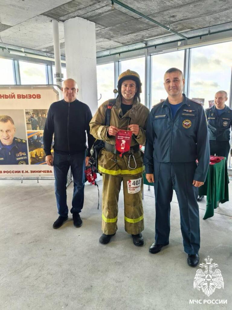 Александр Остапчук (на фото в центре)