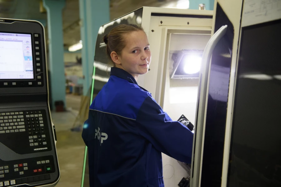 Фаина Долгова, оператор станка с ЧПУ на АПЗ «Ротор».