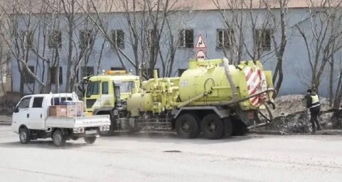 Бригады освобождают тротуары и проезжую часть от песка и веток в Петропавловске-Камчатском 1