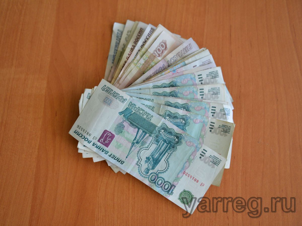 Купюра на столе. Деньги на столе. Деньги рубли. Тысячные купюры на столе. Деньги 1000 рублей.