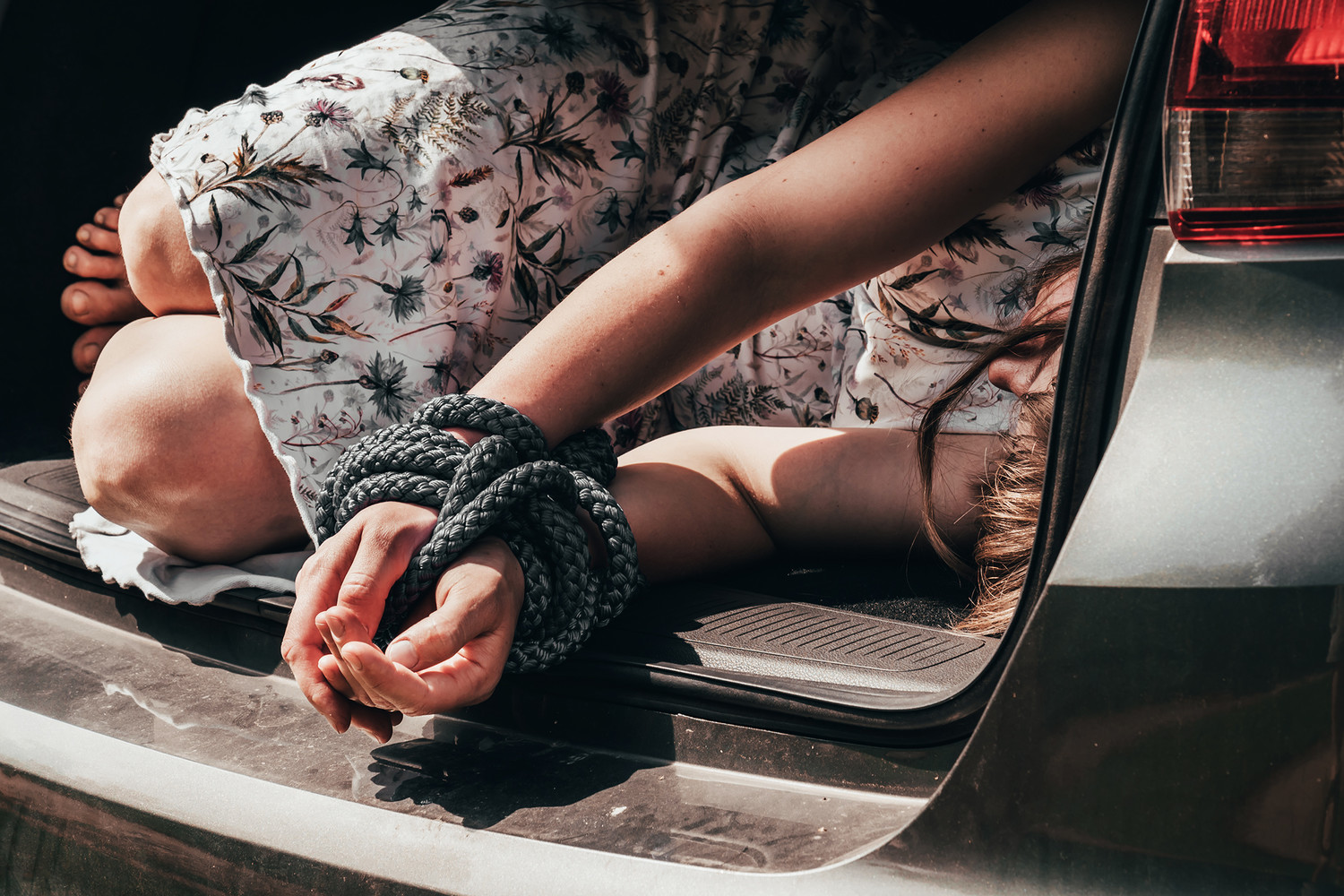 Похитили девушку ради. Парень украл девушку. Похитили красивую девушку. Фильмы про похищение 2020. Мужчина похищает девушку.