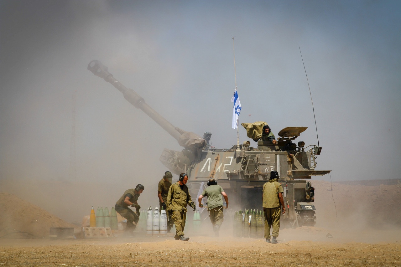 Самоходная гаубица ЦАХАЛ ведёт огонь по сектору Газа.