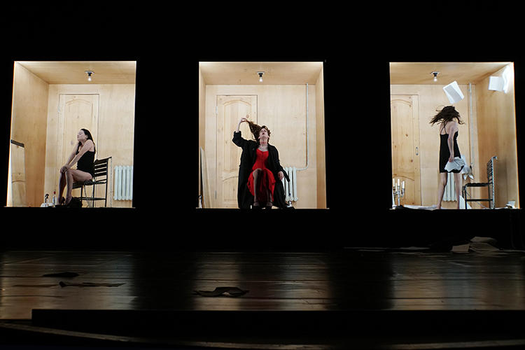 За годы работы у Бутусова сложилась настоящая фан-база из зрителей, которые по многу раз смотрели его спектакли