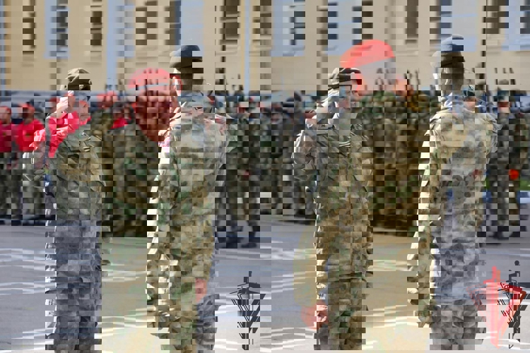 Генерал-полковник Юрий Яшин поздравил спецназовцев, которые успешно прошли квалификационное испытание на право ношения крапового берета