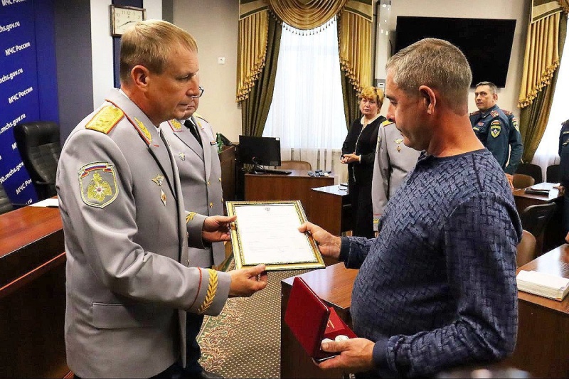 Заместитель главы МЧС России Алексей Кострубицкий с рабочим визитом посетил Донецкую Народную Республику