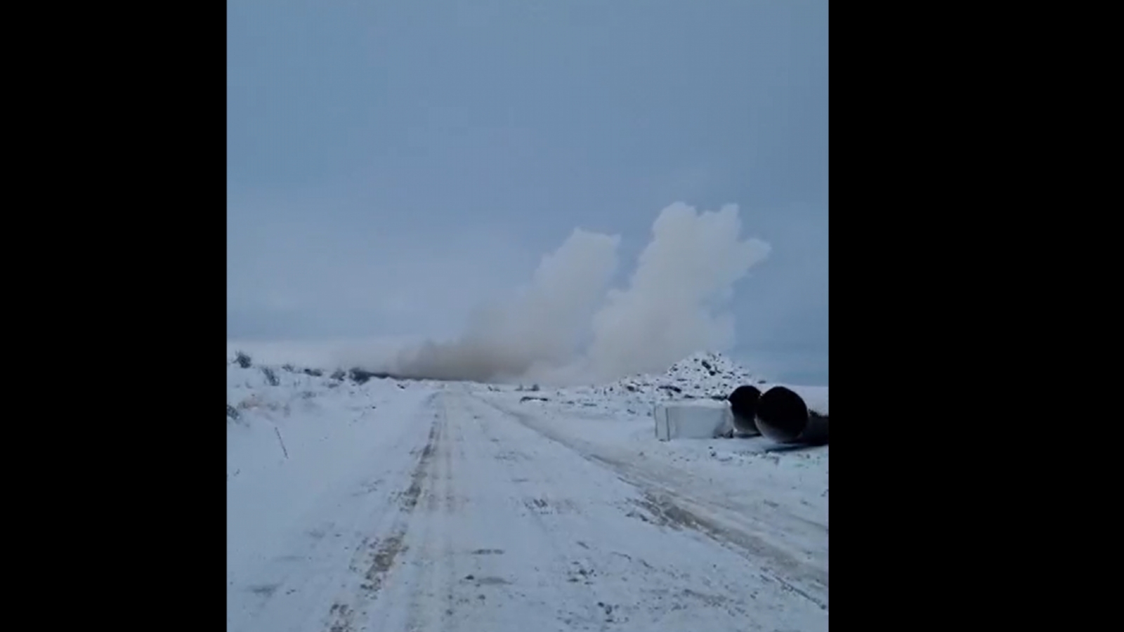 были взорваны скалы закипела работа. взрыв скалы. были взорваны скалы закипела работа. были взорваны скалы закипела работа. взрыв на карьере.
