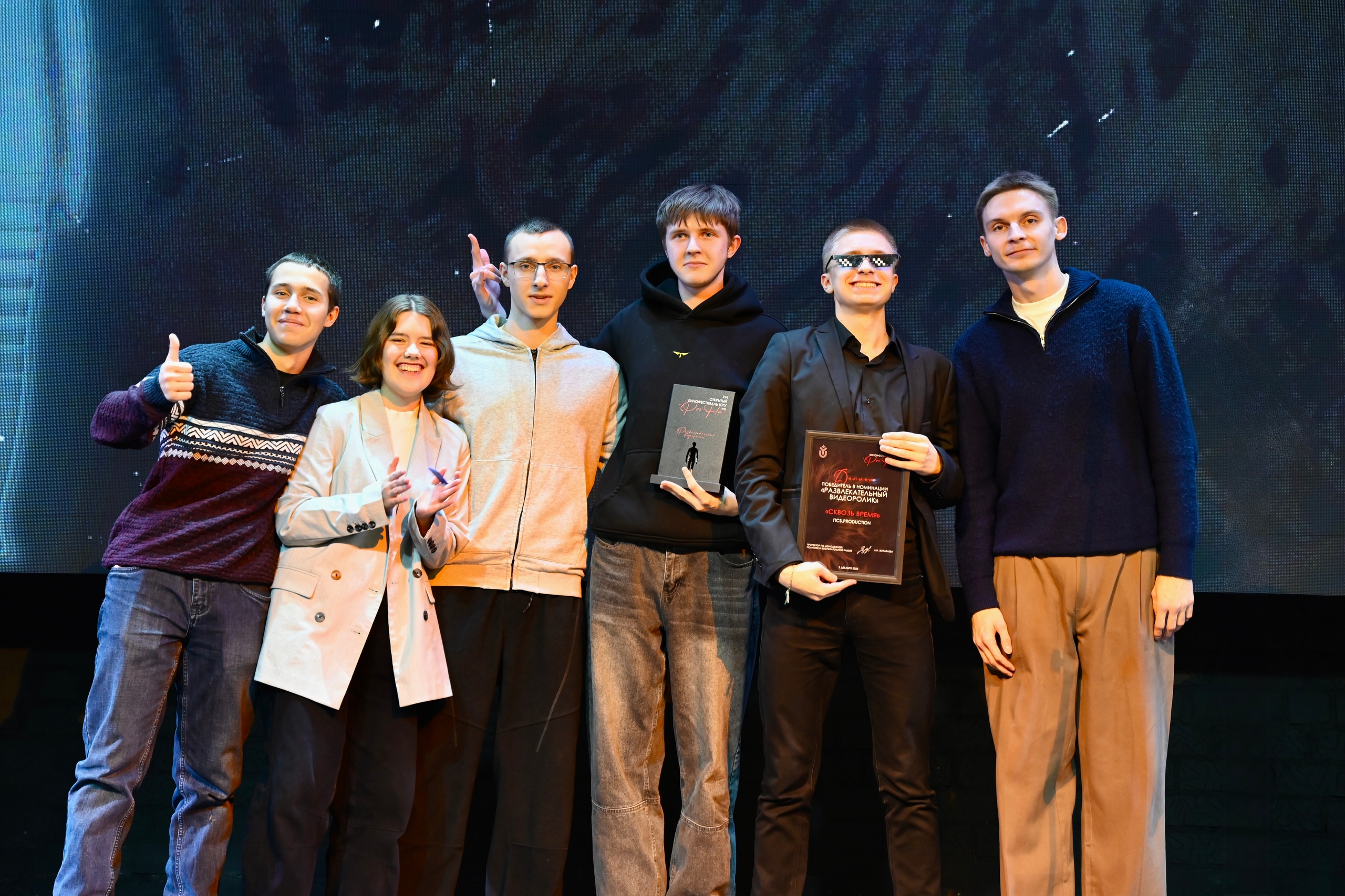 Ведущие стоят на сцене и говорят привественный слова