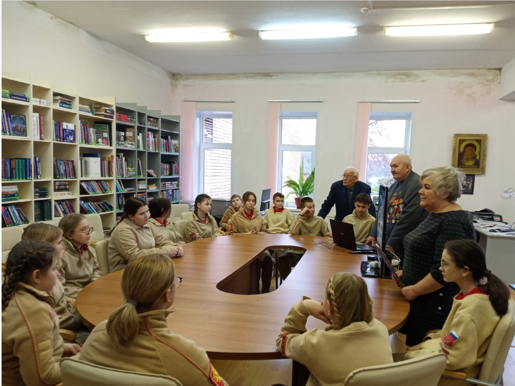 О боевых буднях и братстве «за ленточкой» юнармейцы узнали из первых уст