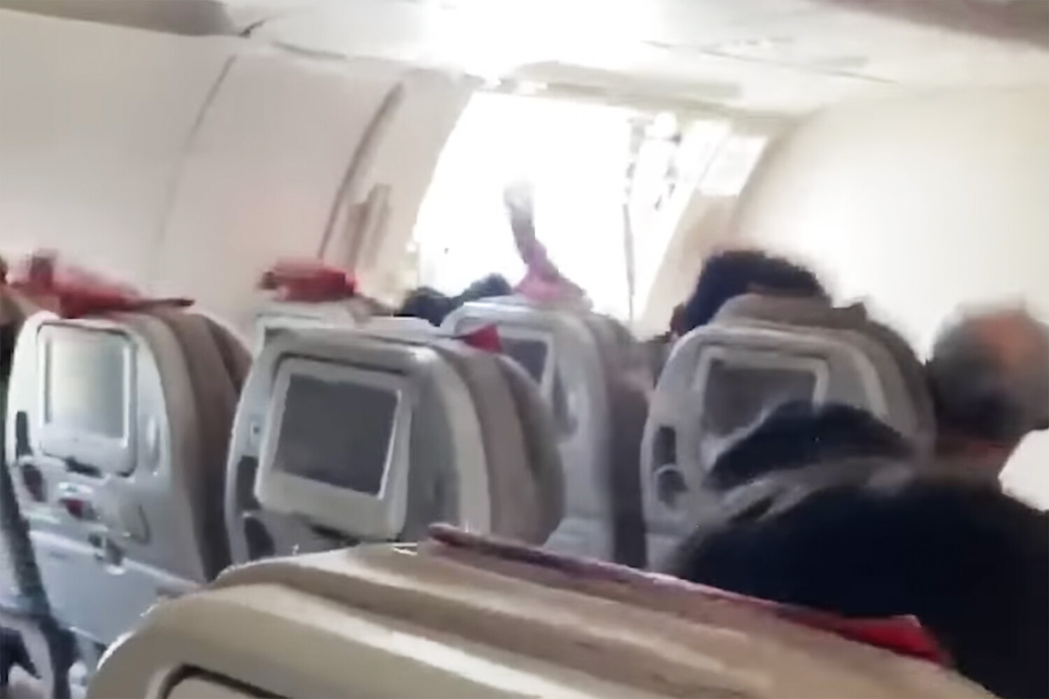 В жестковатом кресле самолета можно вздремнуть или почитать
