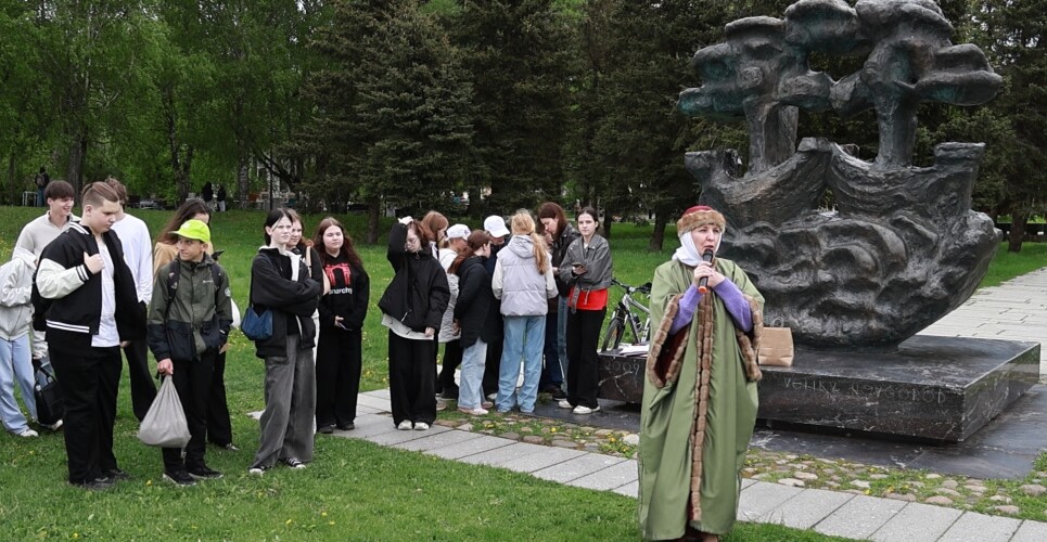 Новгородские ребята примерили роли придирчивых покупателей, торговцев и моряков в Ганзейском квесте