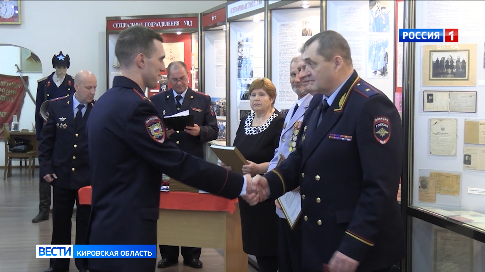 В Кирове выпускникам вузов МВД России вручили служебные удостоверения