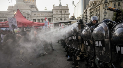 Столкновения митингующих и полиции в центре Буэнос-Айреса