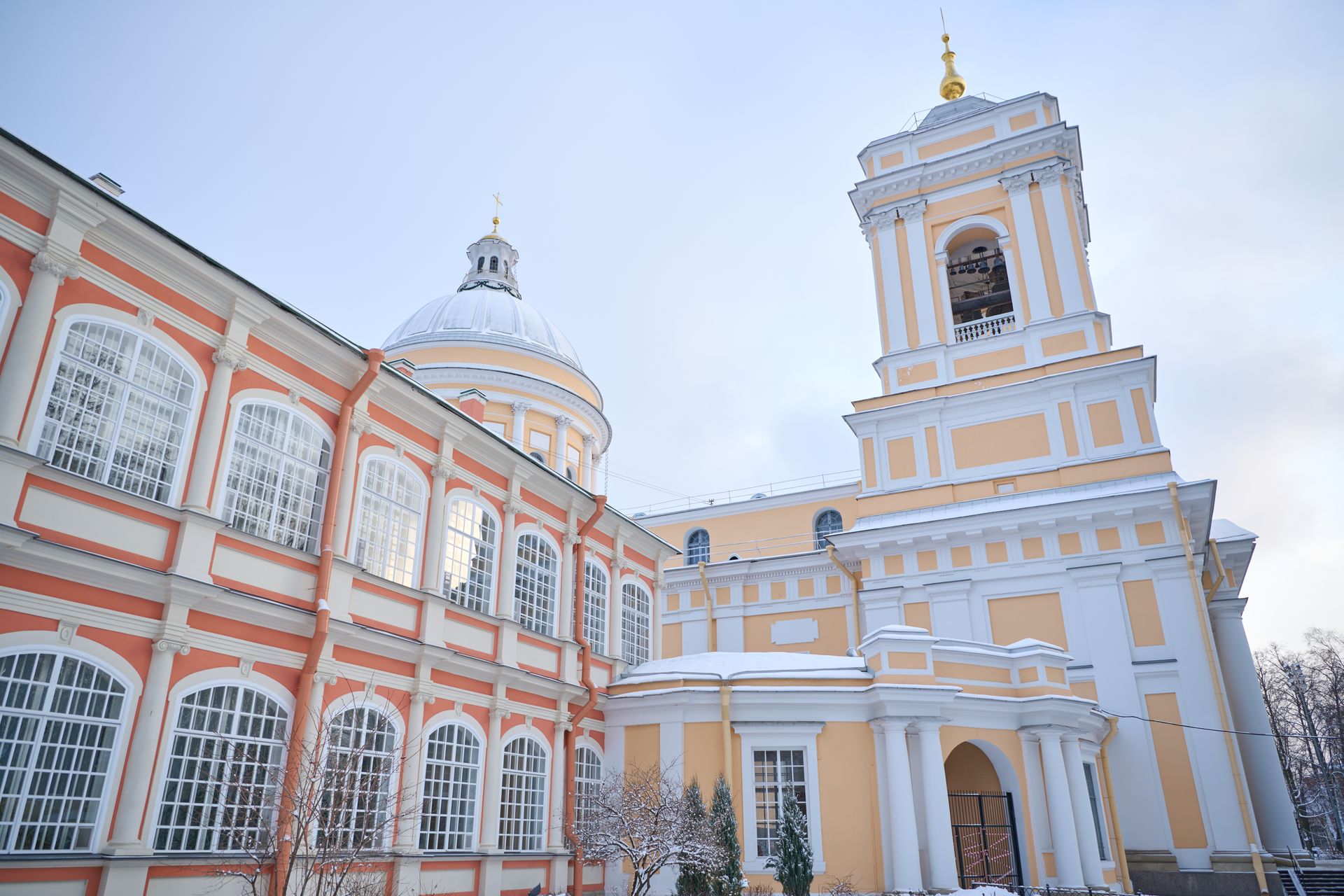 Александро невская лавра гостиница для паломников. Фото Александро Невской Лавры. Крематорий в Александро Невской Лавре.