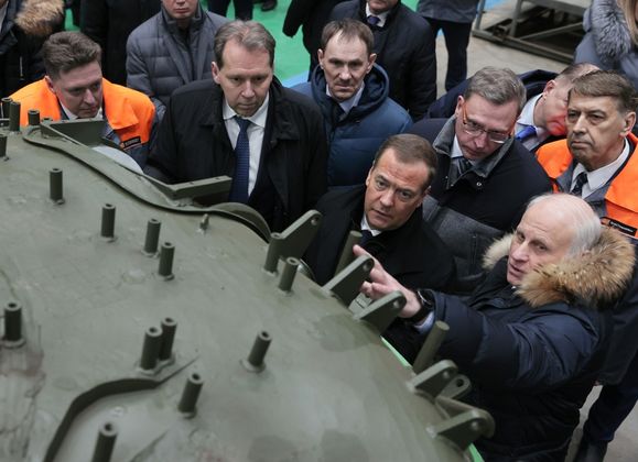 Медведев заявил о планах производства и модернизации тысяч танков ...