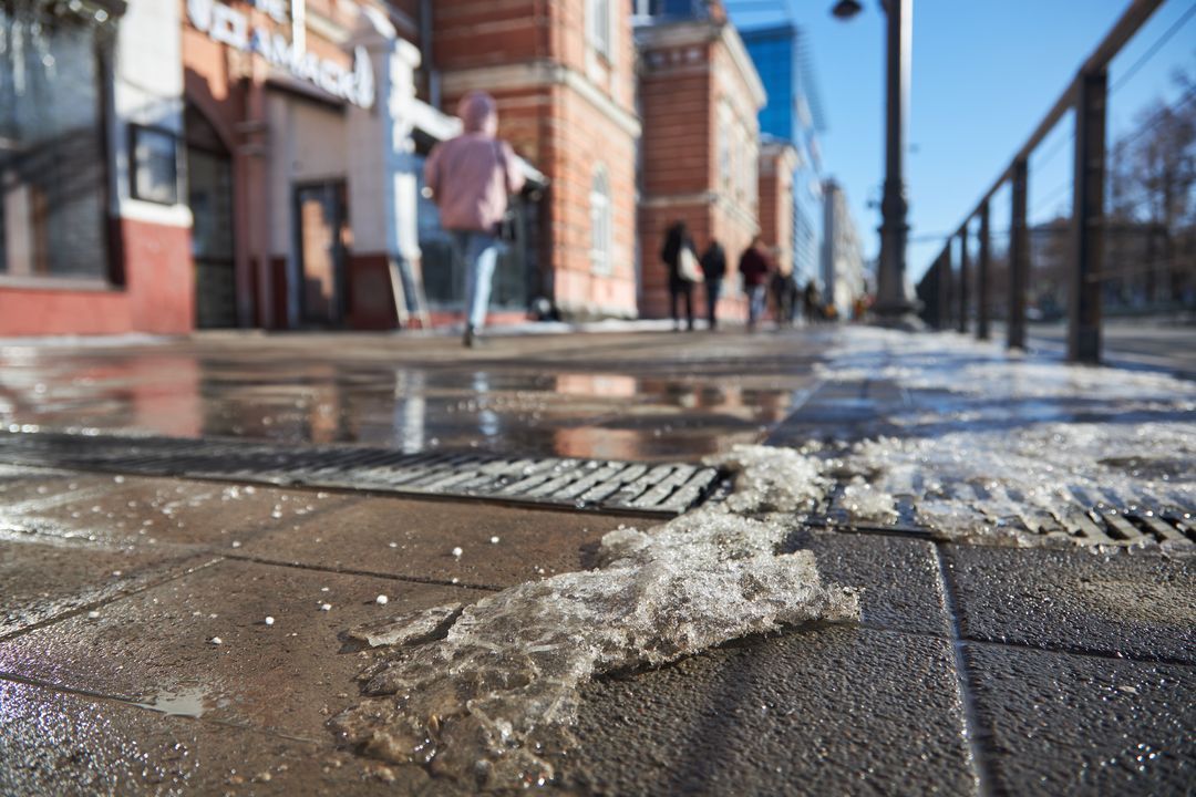 Зима ожидается. Мокрый снег Челябинск. Наледь пешеходных дорог. Снег растаял. Снег в России.