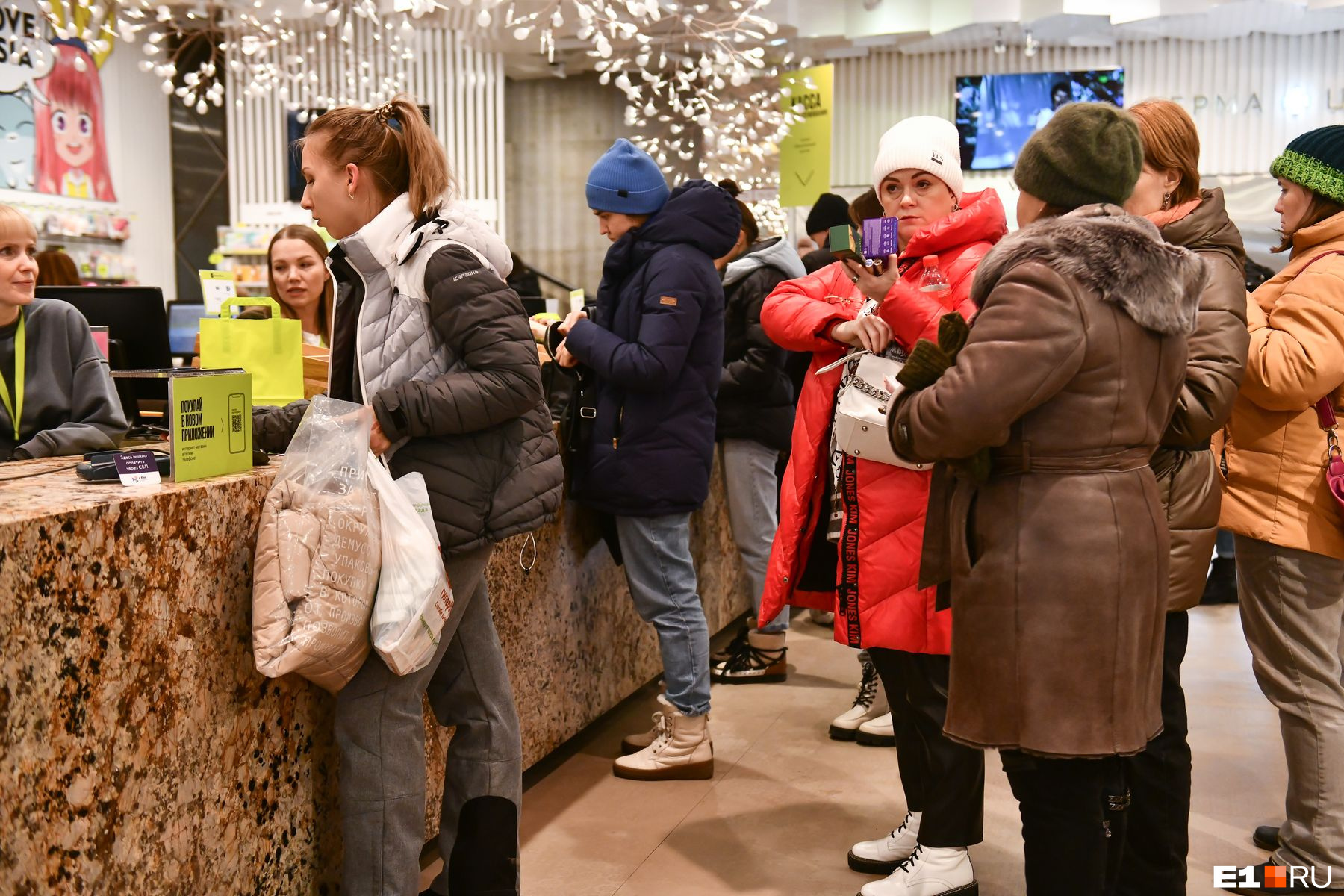 золотое яблоко владивосток. золотое яблоко блоггеры. кассир золотое яблоко. золотое яблоко в 1996 году фото. сбой в золотом яблоке.