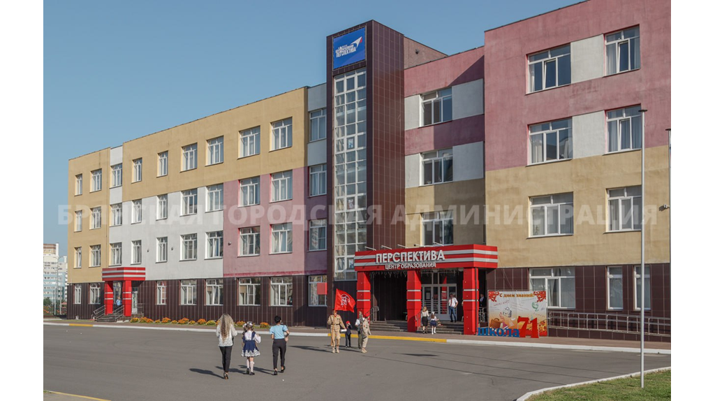 Мэр Брянска Александр Макаров поздравил школьников и учителей с Днём знаний