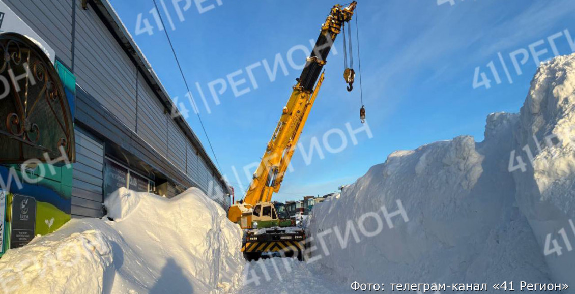 В Петропавловске-Камчатском обрушилась кровля после очистки здания от снега
