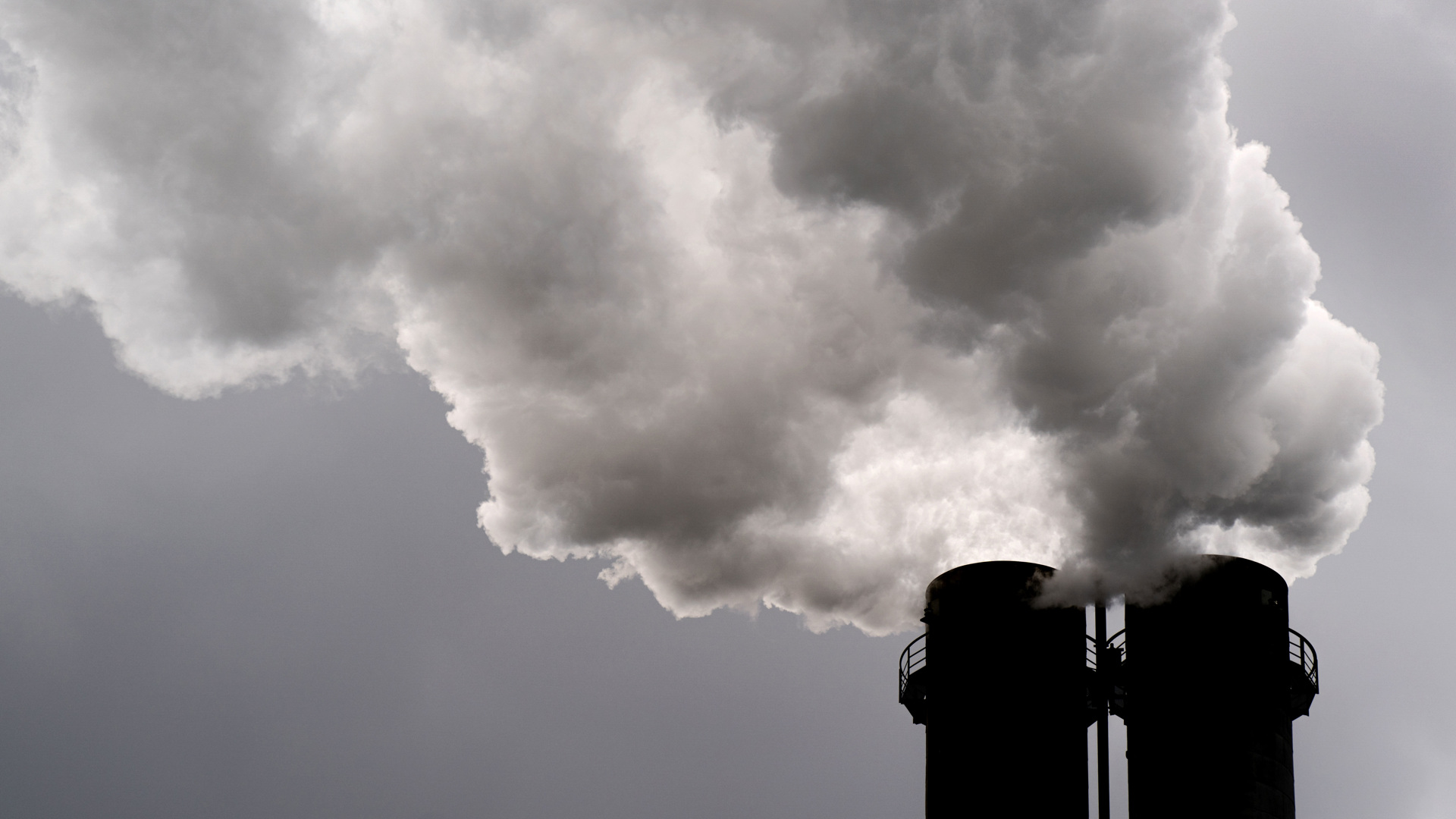 дым ушел. закат дым от костра. дымовые шашки ниндзя. дым из трубы. германия газ зима.