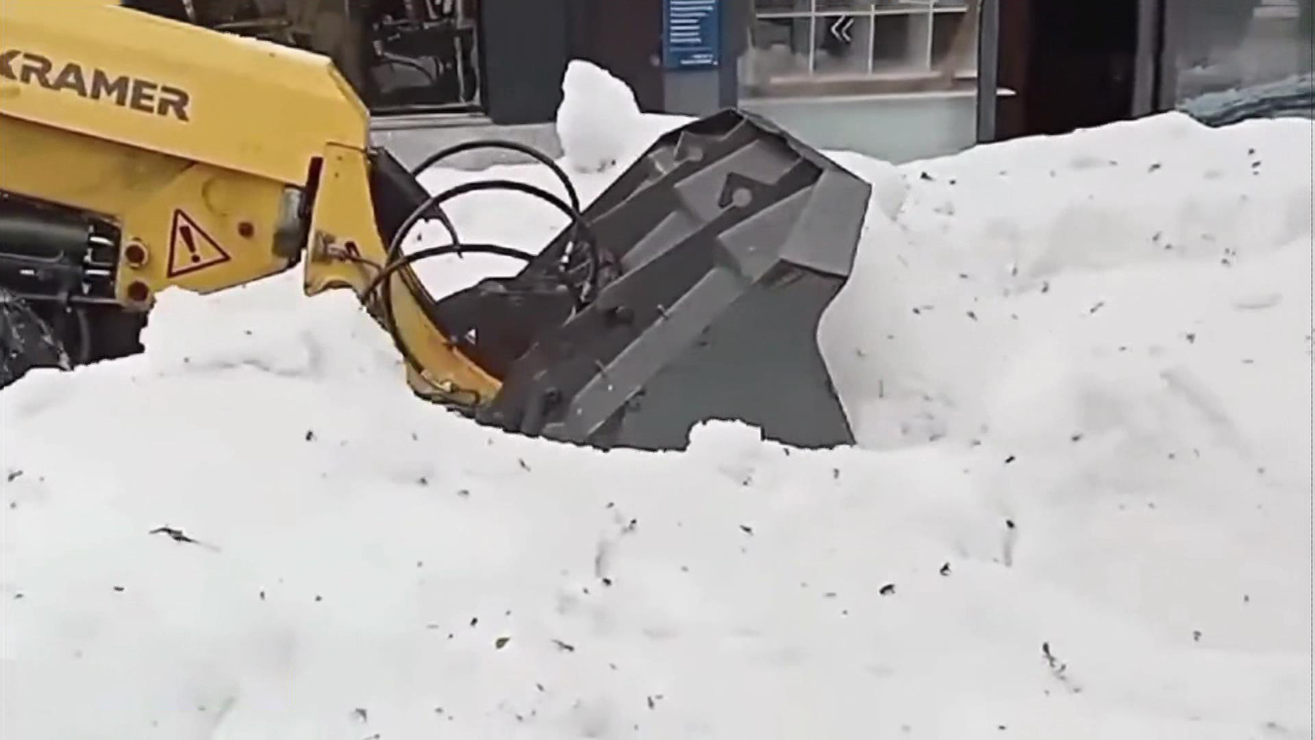 Снегоуборочная техника вышла на улицы немецкого города