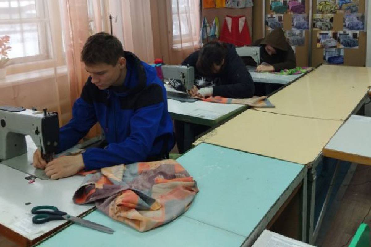 Первая сшитая одежда. Волонтёры шьют одежду для участников сво. Северная Корея шьет одежду. Военнослужащий шьет.
