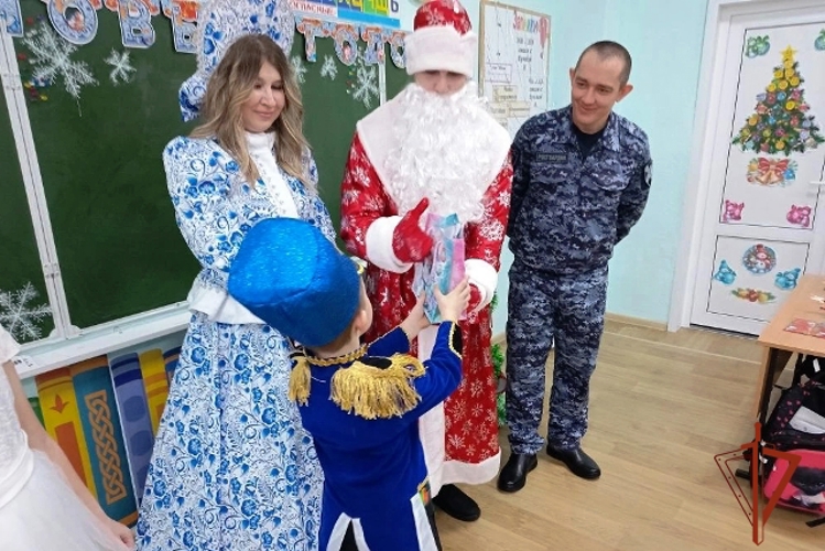 Росгвардия Алтайского края подарила праздник кулундинским первоклашкам