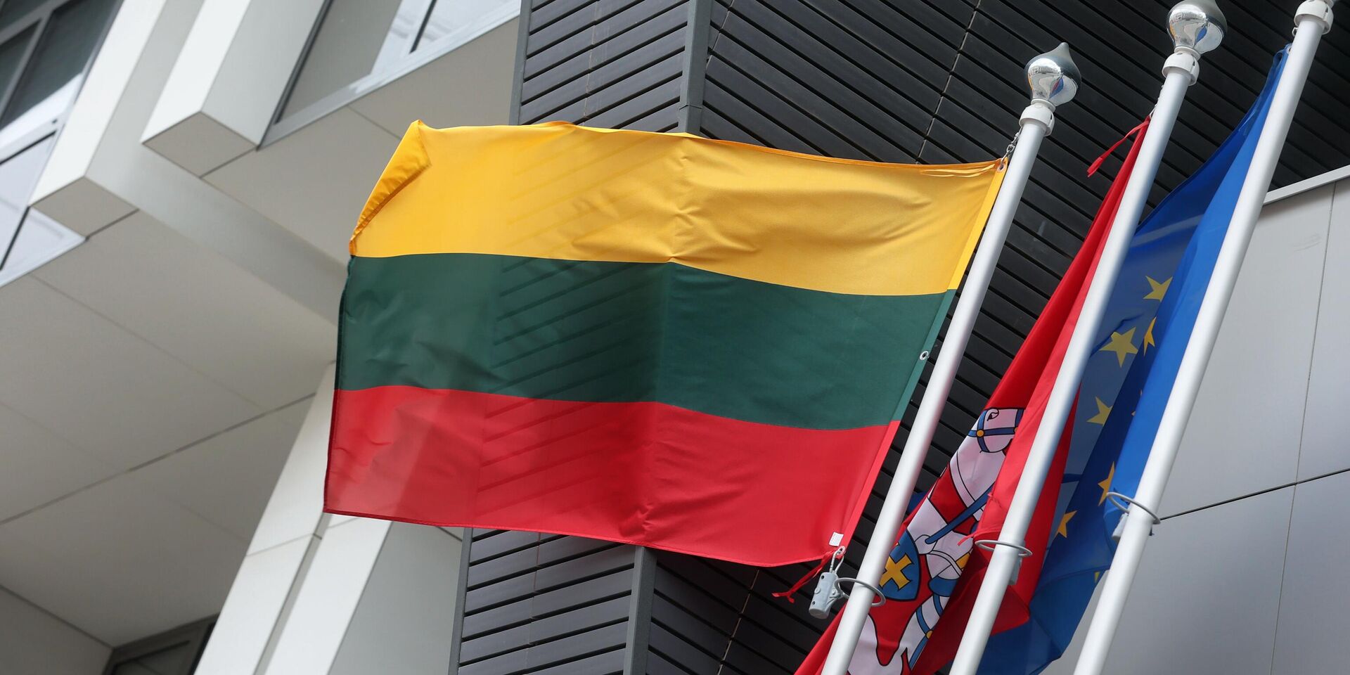 Флаги на территории посольства Литовской республики в Москве. - ИноСМИ, 1920, 10.10.2025