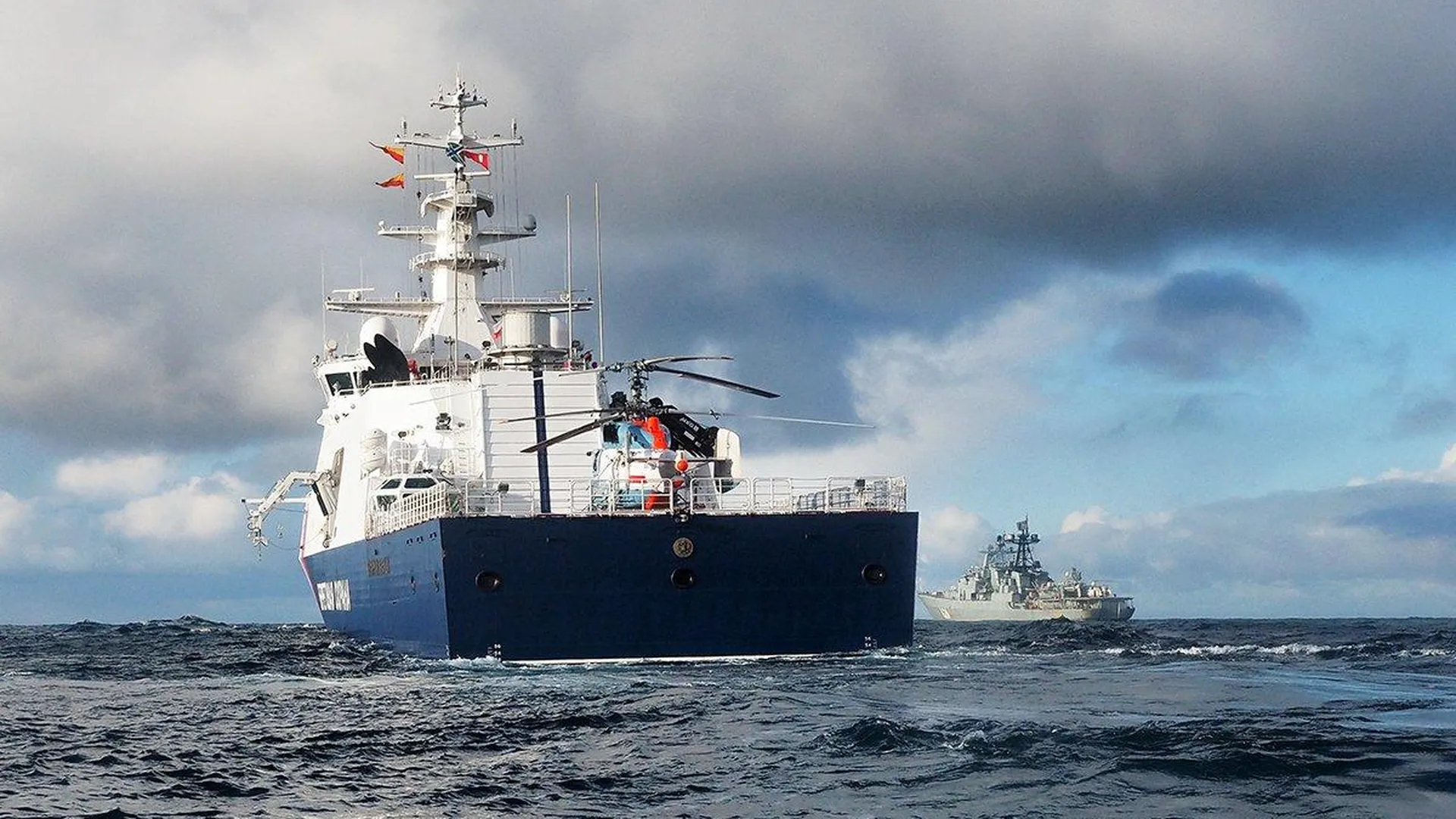 Баренцево море флот. Баренцево море норвегия. Траулер норвежское море. Рыболовные траулеры баренцево море. Сбс памир северного флота.