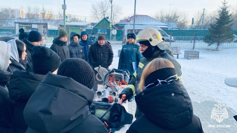 Спасатели продолжают обучать детей правилам безопасности