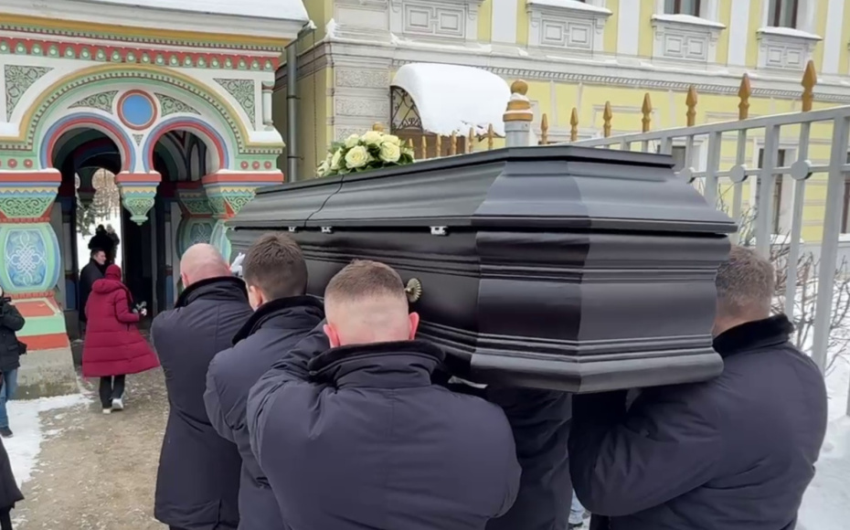 Гроб с телом Светланы Жильцовой вносят в храм