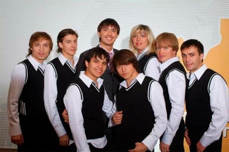 «Кавээнщики — это всесторонне развитые люди, которые многое знают, ведь чтобы писать актуальный юмор, ты должен знать обо всем по чуть-чуть и к тому же владеть ораторским мастерством»