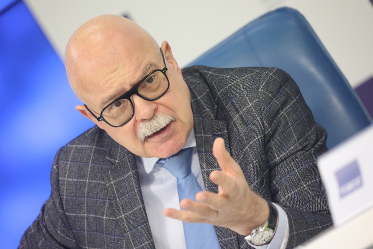 Политолог, экс-директор московского центра Карнеги Дмитрий Тренин: «Общественный климат улучшился. Появляются или выходят на первый план люди нового склада — ветераны и волонтеры СВО; писатели, режиссеры, мыслители, продолжающие традиции русской литературы, культуры и искусства»