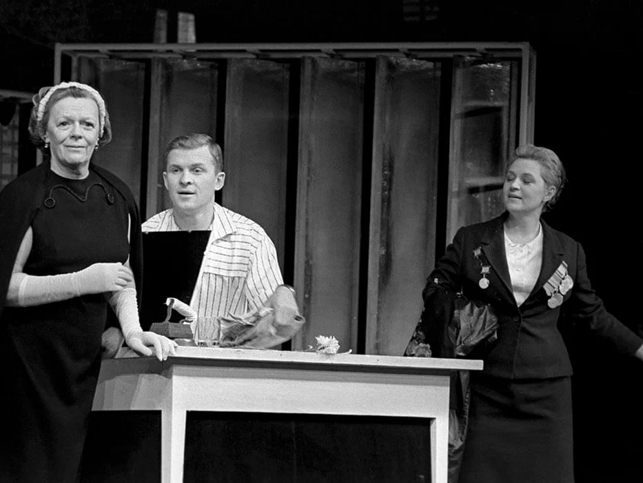 Татьяна Пельтцер, Евгений Супонев и Надежда Каратаева в спектакле «Старая дева», 1966 год