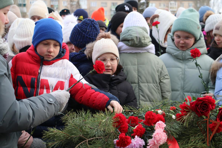 Военнослужащие и сотрудники Уральского округа Росгвардии почтили память жертв блокады Ленинграда