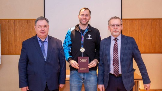 Руководитель БАЭС (слева) лично вручил дипломы выпускникам