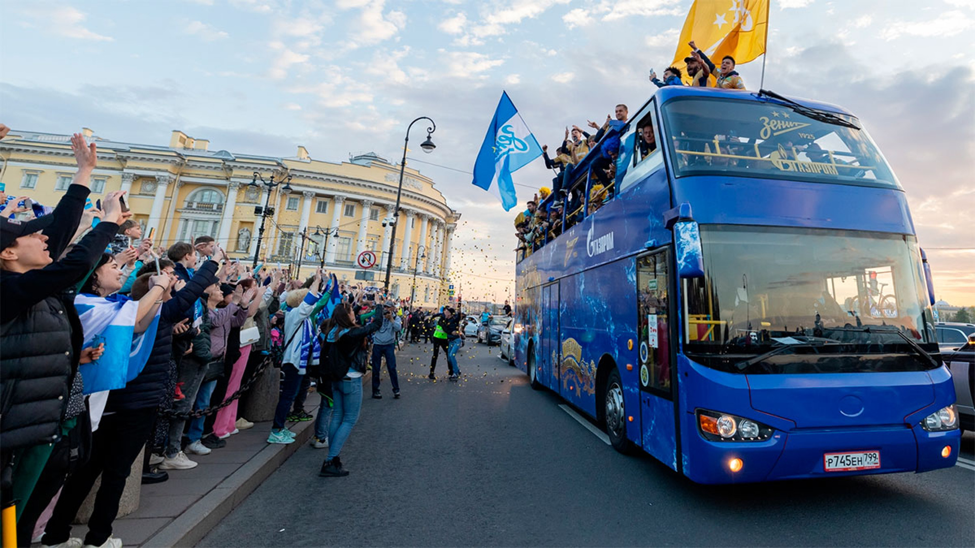 Фанаты зенита. Зенит чемпионский парад 2023. Звезды футбольной столицы зенит. Грилиш чемпионский автобус. Автобус петербург.