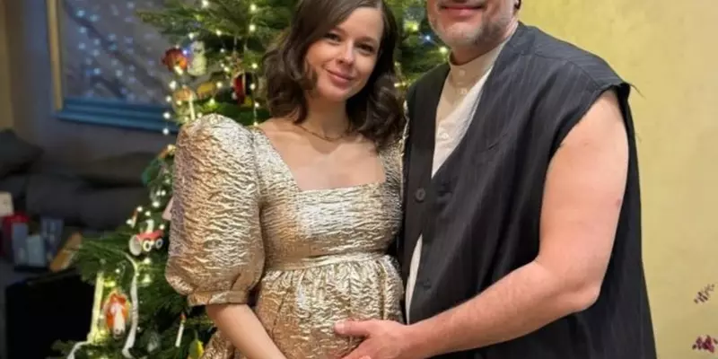 Рождество прошло: актриса Катерина Шпица снялась в золотом платье с мужем