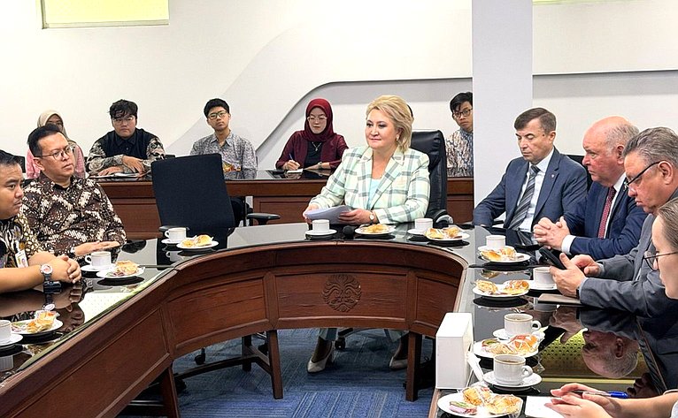 Делегация Совета Федерации посетила Университет Индонезии в Джакарте и провела встречу с руководством учебного заведения и со студентами, изучающими русский язык