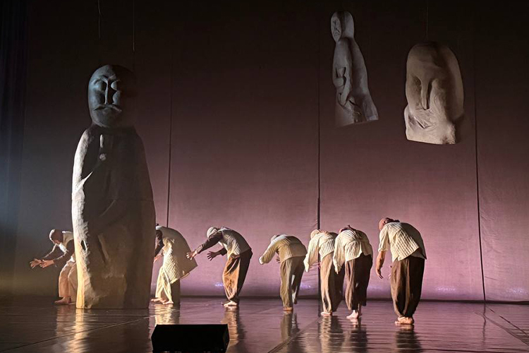 balballar — это рефлексия режиссера и хореографа Батуллы относительно балбалов — каменных изваяний у тюрков, часто изображающих человека