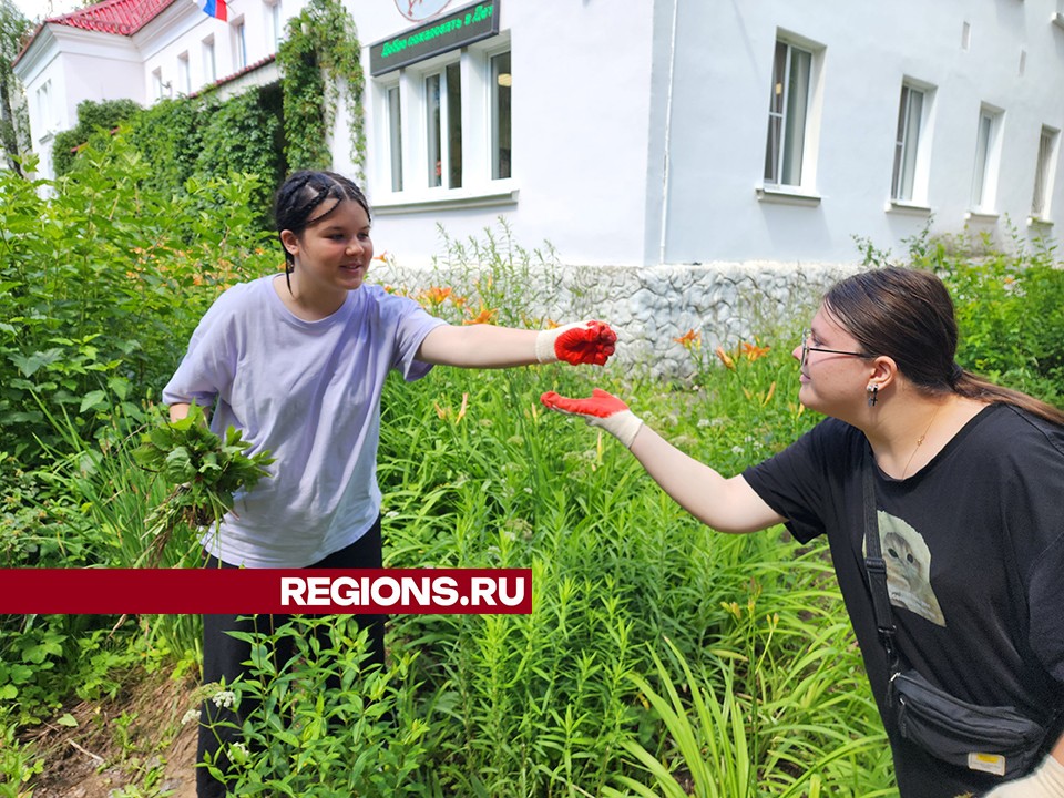 Школьники в Красноармейске помогают коммунальщикам и зарабатывают первые деньги