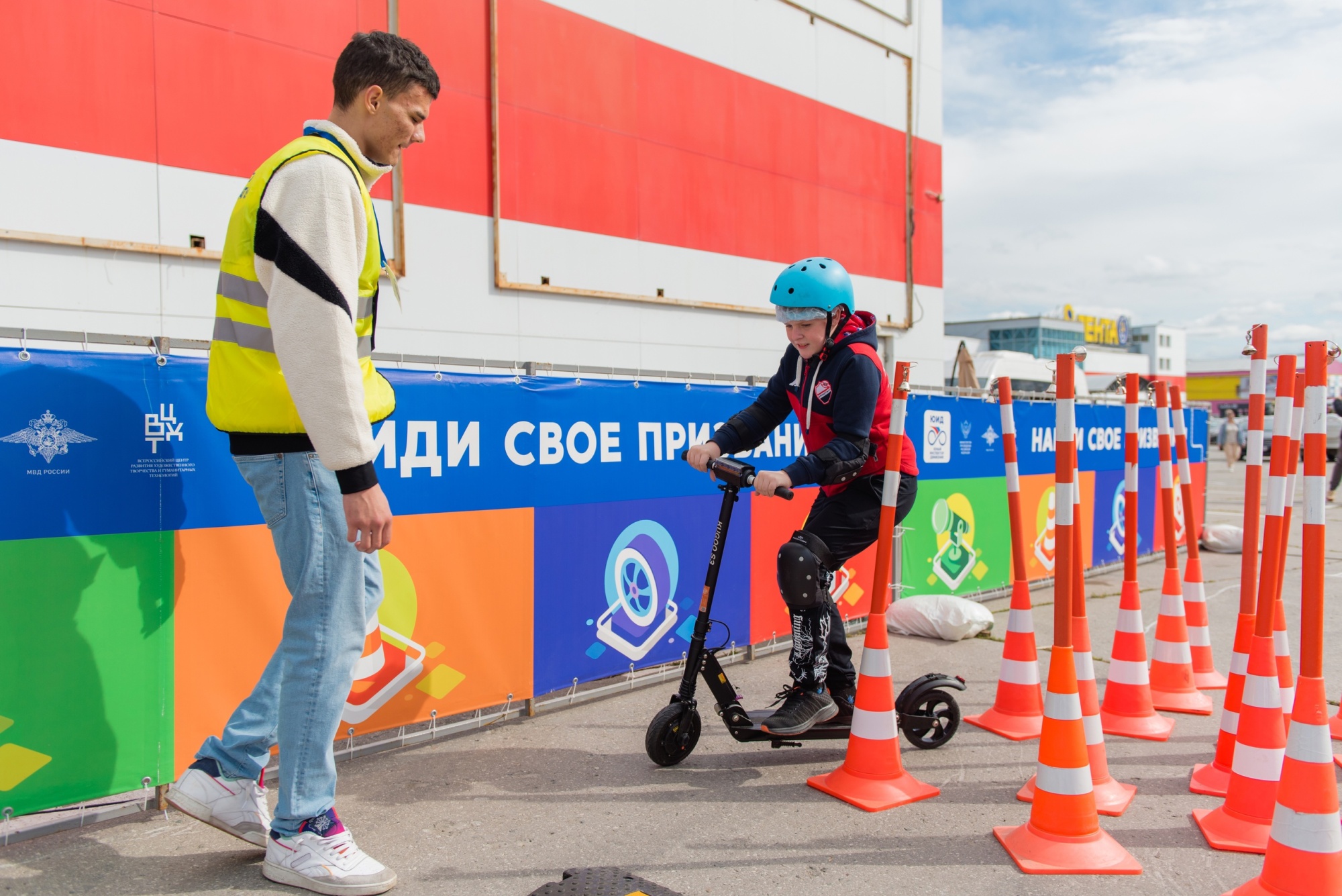 Safe behavior. Лучший педагог по обучению основам безопасного поведения на дорогах. Безопасность на дороге. Безопасная дорога. Безопасные дороги.