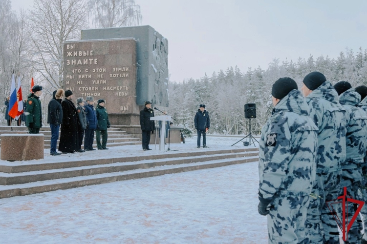 На Невском пятачке сотрудники и военнослужащие Росгвардии почтили память павших защитников Ленинграда