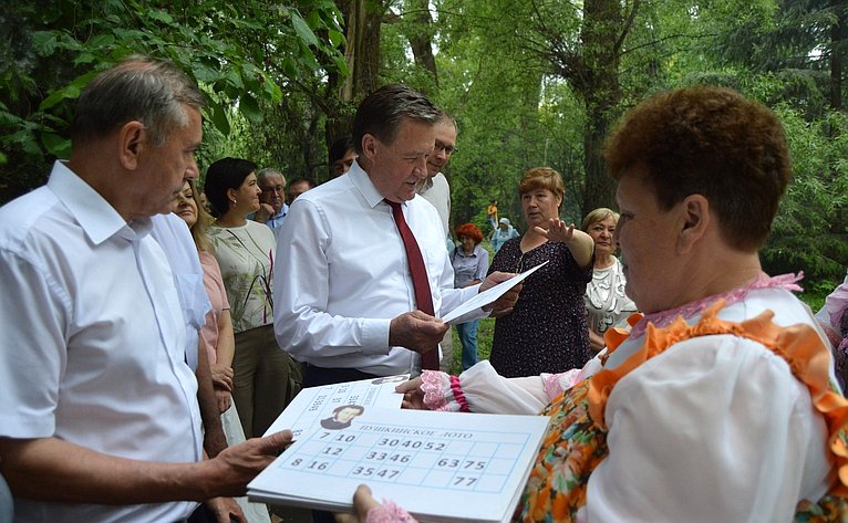 Сергей Рябухин в ходе поездки в регион принял участие в 57-м Всероссийском Пушкинском празднике поэзии в с. Языково Карсунского района