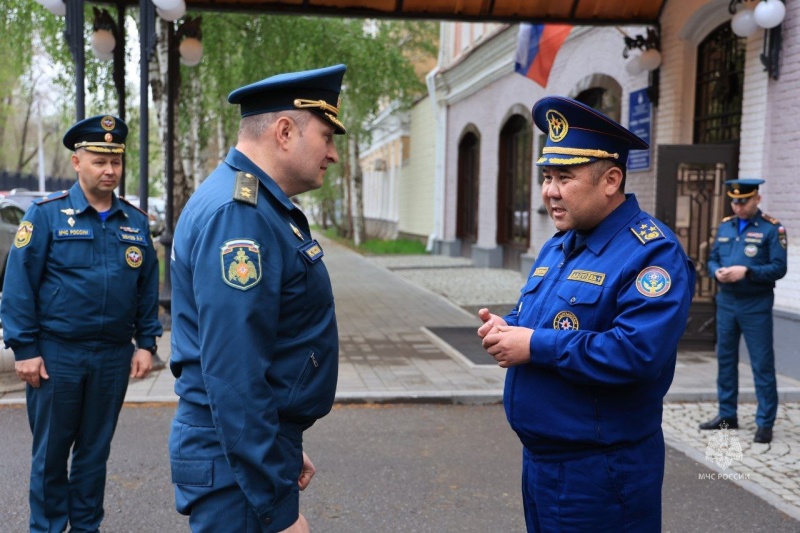 Сегодня в Оренбурге глава МЧС России Александр Куренков встретился с делегацией МЧС Кыргызской Республики