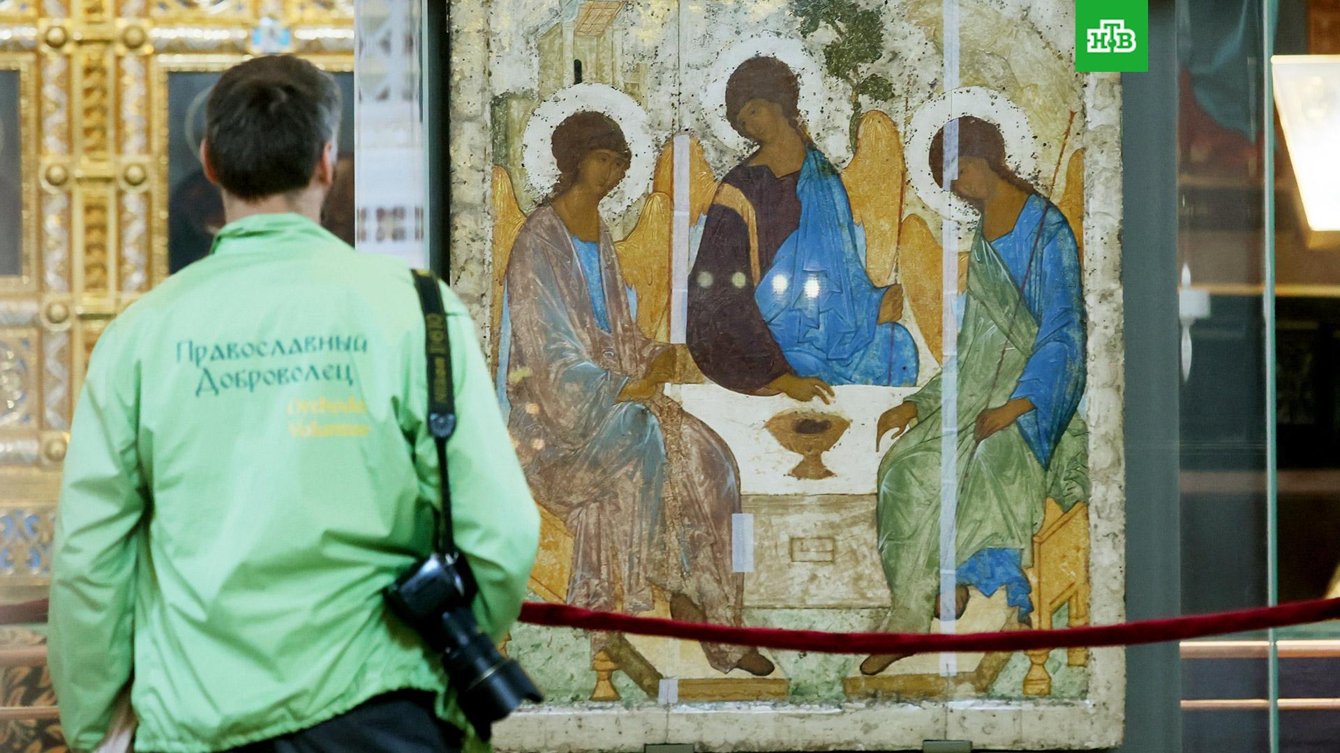 Иконы рублева в троице сергиевой лавре. Иконы рублева в троице сергиевой лавре. Троица рублева в храме спасителя. Троица рублева в храме спасителя. Икона троица андрея рублева.