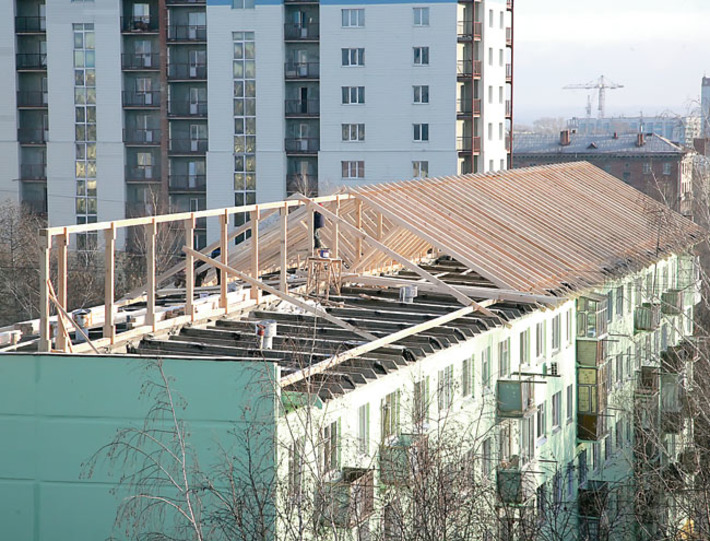 Крыша многоквартирного дома. Крыши панельных домов. Скатные крыши многоквартирных домов. Крыши многоэтажных домов. Крыша панельной пятиэтажки.