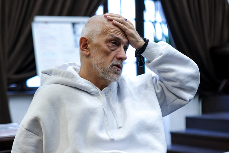 «В целом, я, конечно, осторожен с новостями. Они затягивают, это опасно, это мрак»