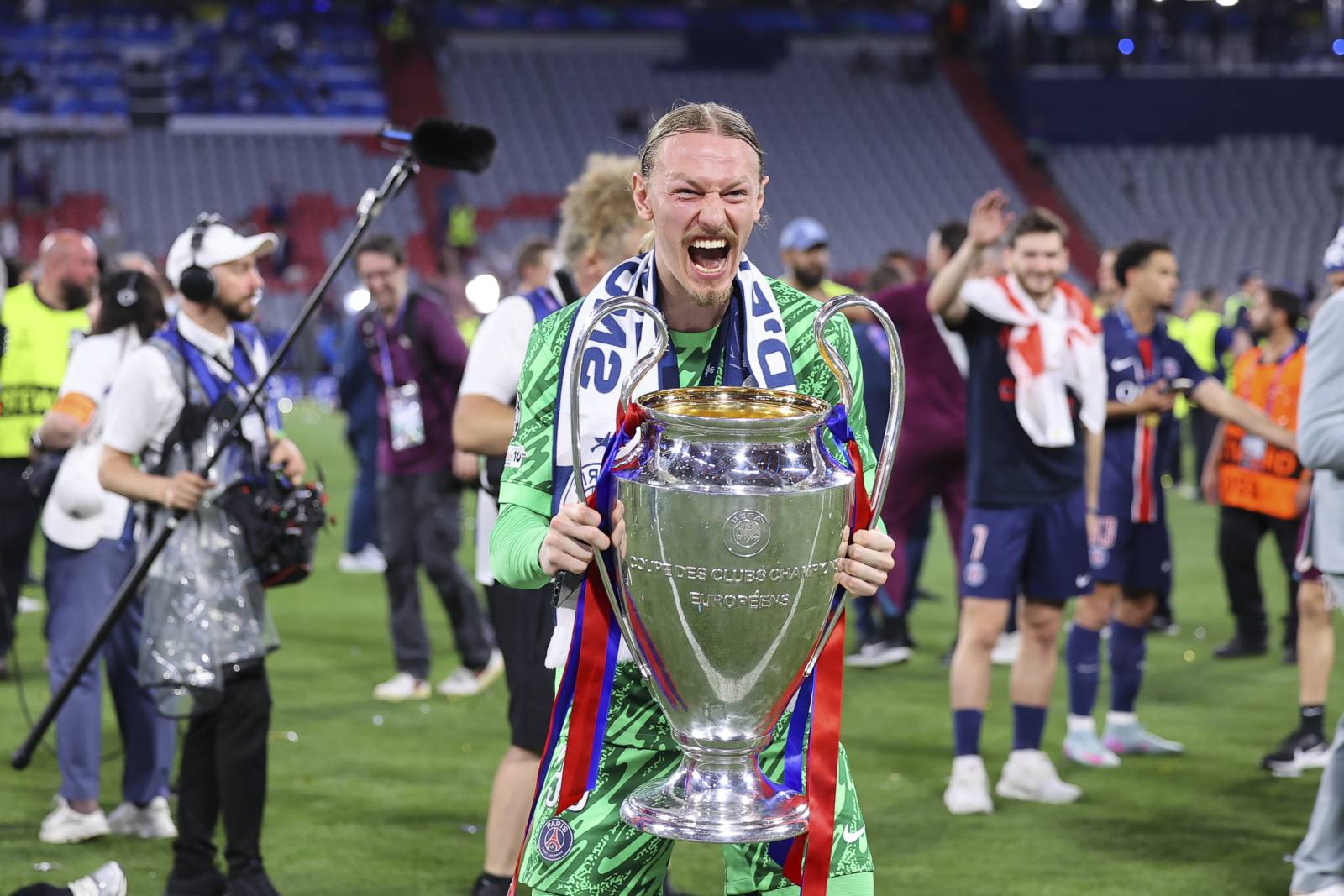 Источник: «ПСЖ» начал искать замену Сафонову — один из вариантов Трубин