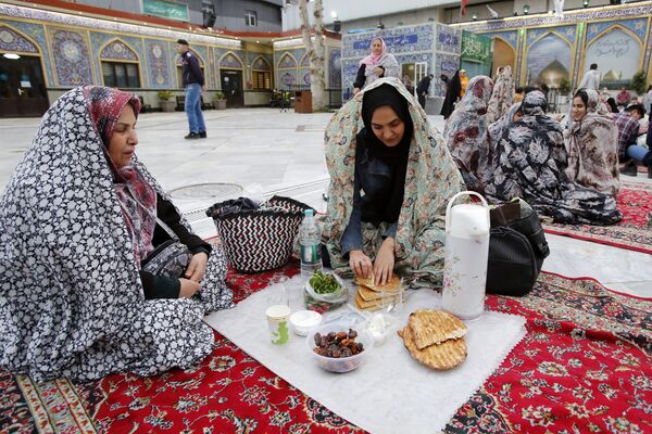 Иранские женщины открывают ифтар во время священного для мусульман месяца Рамазан. - Sputnik Азербайджан